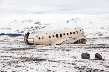 Solheimasandur, kar yağarken uçak enkazı manzaralı.