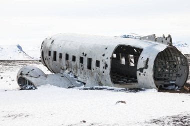 Solheimasandur, kar yağarken uçak enkazı manzaralı.