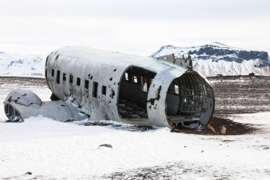 Solheimasandur, kar yağarken uçak enkazı manzaralı.