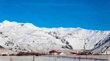 Solheimasandur, kar yağarken uçak enkazı manzaralı.