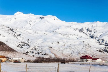 Eyjafjallajokull Yanardağı kış kar, İzlanda sırasında mavi gökyüzü manzaralı