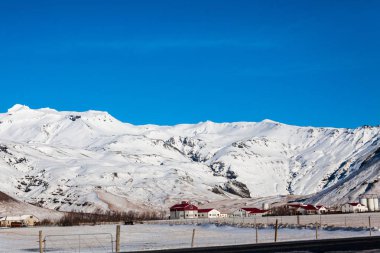 Eyjafjallajokull Yanardağı kış kar, İzlanda sırasında mavi gökyüzü manzaralı