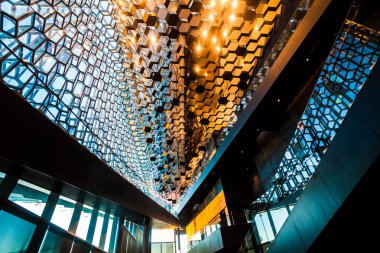 Reykjavk, İzlanda, Şubat 2017: Bir konser salonu ve konferans merkezi olan Harpa Konser Salonu manzarası