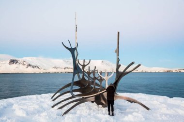 Reykjavk, İzlanda, Şubat 2017: Solfar veya bilinen adıyla güneş Voyager heykel