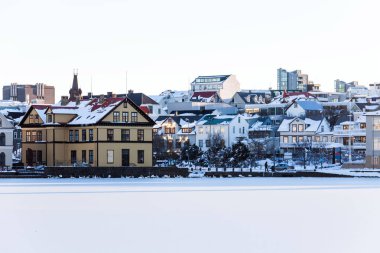 İzlanda 'nın başkenti Reykjavik' in merkezinde bulunan Tjornin Gölü kışın görülür. 