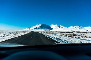 Borgarnes, İzlanda 'nın Borgarfjordur kıyısındaki bir yarımadada yer alan kışın manzarasına sahiptir.