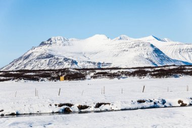 Borgarnes, İzlanda 'nın Borgarfjordur kıyısındaki bir yarımadada yer alan kışın manzarasına sahiptir.