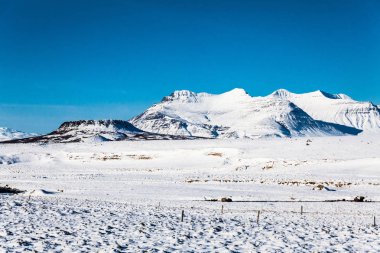 Borgarnes, İzlanda 'nın Borgarfjordur kıyısındaki bir yarımadada yer alan kışın manzarasına sahiptir.