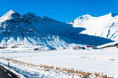 Borgarnes, İzlanda 'nın Borgarfjordur kıyısındaki bir yarımadada yer alan kışın manzarasına sahiptir.