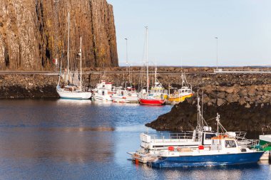 İzlanda 'nın batı kesiminde, Snaefellsnes yarımadasının kuzey kesiminde bulunan küçük bir kasaba olan Stykisholmur kış manzarası