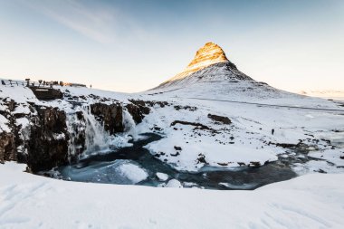 Kirkjufell, İzlanda 'nın Snaefellsnes yarımadasının kuzey kıyısında, Grundarfjordur kasabası yakınlarındaki yüksek bir dağ olan kış karları sırasında manzaraya sahiptir. 