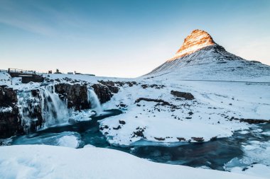 Kirkjufell, İzlanda 'nın Snaefellsnes yarımadasının kuzey kıyısında, Grundarfjordur kasabası yakınlarındaki yüksek bir dağ olan kış karları sırasında manzaraya sahiptir. 