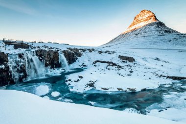 Kirkjufell, İzlanda 'nın Snaefellsnes yarımadasının kuzey kıyısında, Grundarfjordur kasabası yakınlarındaki yüksek bir dağ olan kış karları sırasında manzaraya sahiptir. 
