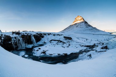 Kirkjufell, İzlanda 'nın Snaefellsnes yarımadasının kuzey kıyısında, Grundarfjordur kasabası yakınlarındaki yüksek bir dağ olan kış karları sırasında manzaraya sahiptir. 