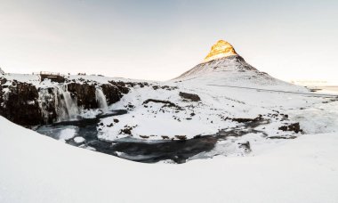 Kirkjufell, İzlanda 'nın Snaefellsnes yarımadasının kuzey kıyısında, Grundarfjordur kasabası yakınlarındaki yüksek bir dağ olan kış karları sırasında manzaraya sahiptir. 