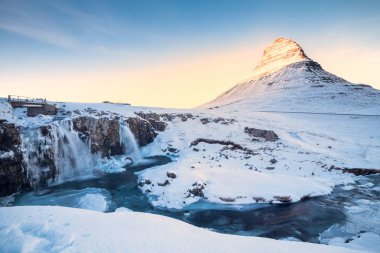 Kirkjufell, İzlanda 'nın Snaefellsnes yarımadasının kuzey kıyısında, Grundarfjordur kasabası yakınlarındaki yüksek bir dağ olan kış karları sırasında manzaraya sahiptir. 