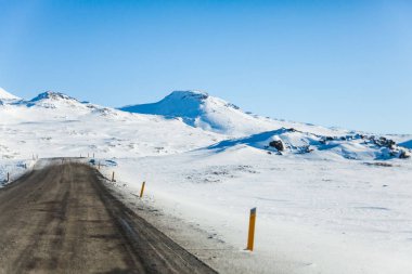 Snaefellsnes Yarımadası 'nın kuzey tarafındaki İzlanda' nın büyüleyici küçük bir kasabası olan kış karları sırasında Olafsvik manzarası