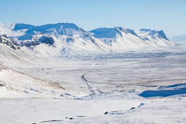 Snaefellsnes Yarımadası 'nın kuzey tarafındaki İzlanda' nın büyüleyici küçük bir kasabası olan kış karları sırasında Olafsvik manzarası