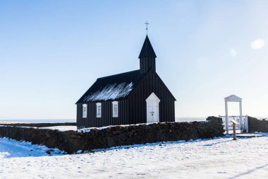 Arnarstapi ya da Stapi, Hellnar köyü ile Breidavik çiftlikleri arasındaki Stapafell Dağı eteklerinde bulunan küçük bir balıkçı köyüdür.