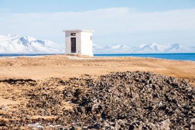Arnarstapi ya da Stapi, Hellnar köyü ile Breidavik çiftlikleri arasındaki Stapafell Dağı eteklerinde bulunan küçük bir balıkçı köyüdür.