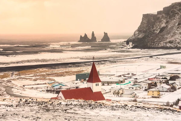 Vinterbildet Fra Vik Kirke Som Ligger Landsbyen Vik Reynisfjara Island – stockfoto