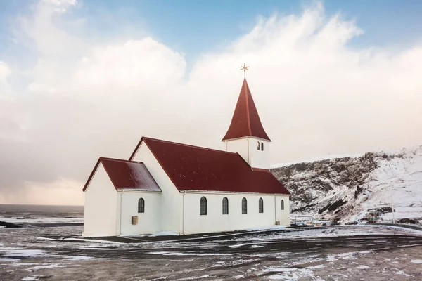 Vik Církev Pohled Zimě Která Nachází Vesnici Vik Reynisfjary Island — Stock fotografie