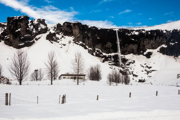 冰岛Kirkjubaejarklaustur冬季大雪中的西都瀑布景观 — 图库照片