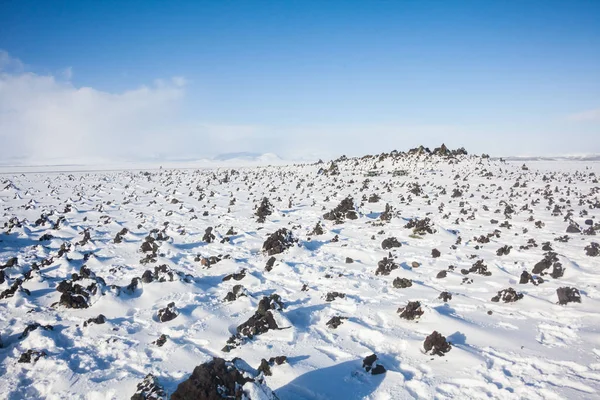 石に囲まれた溶岩の海嶺である冬の間に Laufskalavarda ビュー Holmsa Skalma 川の間のケアンズ — ストック写真