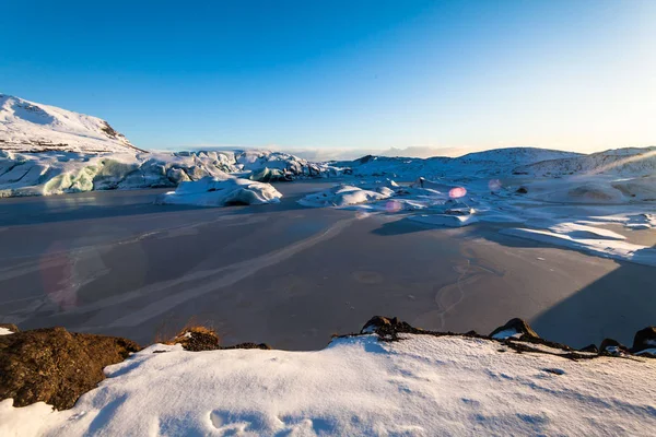 在冰岛冬季降雪期间 斯维纳菲尔斯约克勒冰川景观 — 图库照片