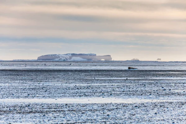 冬の雪の間の飛行機の難破船の景色Solheimasandur — ストック写真