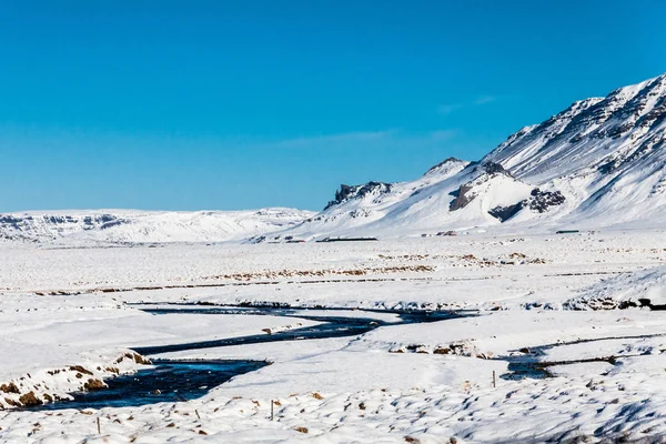 位于冰岛博尔加弗乔杜尔海岸半岛上的一个城镇 冬季的博尔加尼斯景观 — 图库照片