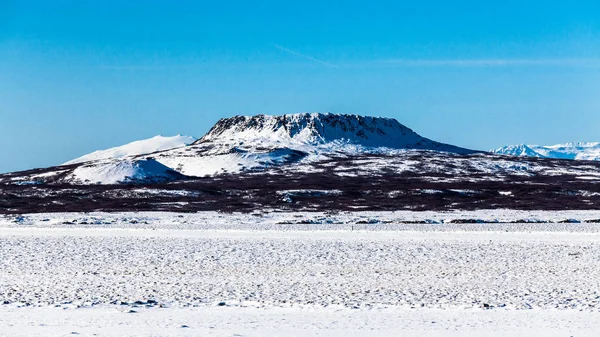 ボルガルネス Borgarnes アイスランドのボルガルフヨルドゥール Borgarfjordur の海岸にある半島の町 — ストック写真