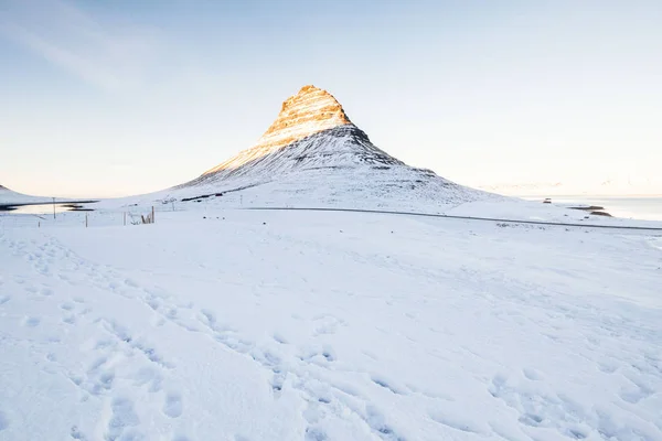 stock image Kirkjufell view during winter snow which is a high mountain on the north coast of Iceland's Snaefellsnes peninsula, near the town of Grundarfjordur 