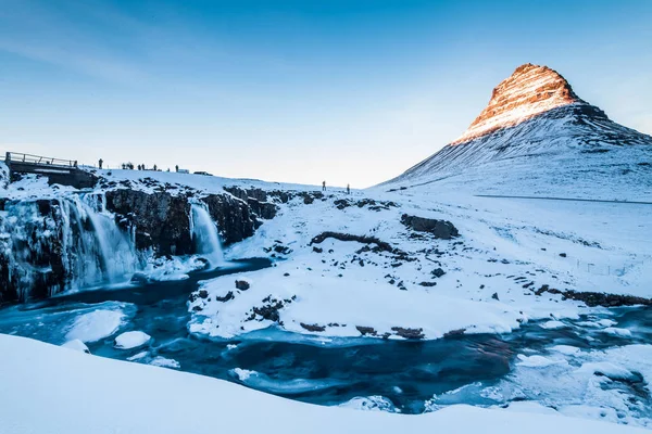 Kirkjufell Vista Durante Neve Invernale Che Alta Montagna Sulla Costa — Foto Stock