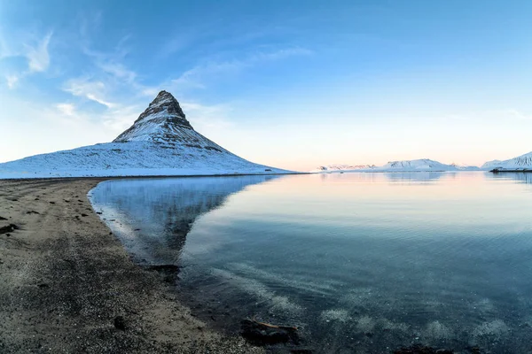 Kirkjufell Vista Durante Nieve Invierno Que Una Alta Montaña Costa — Foto de Stock