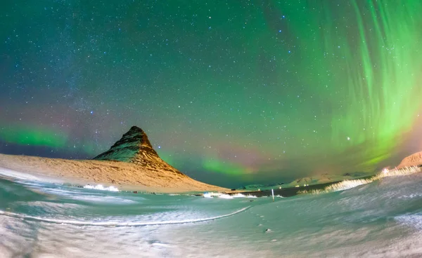 북극광으로 알려져 오로라 보렐리스 아이슬란드의 가로지르는 겨울철 안개낀 — 스톡 사진