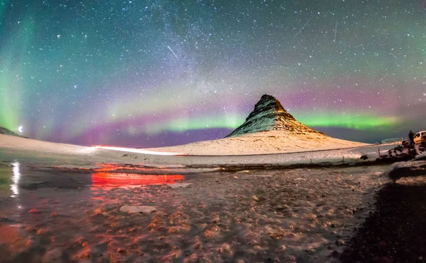 色彩艳丽的北极光或更有名的北极光和冰岛柯库瀑布上空冬季的银河 — 图库照片