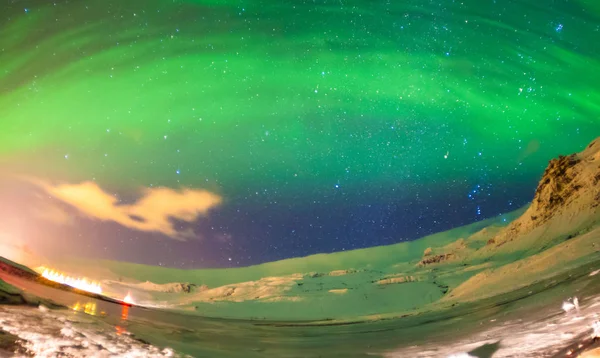 북극광으로 알려져 오로라 보렐리스 아이슬란드의 가로지르는 겨울철 안개낀 — 스톡 사진