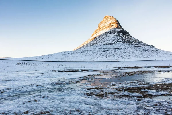 Kirkjufell Kilátás Télen Amely Egy Magas Hegy Északi Parton Izlandi — Stock Fotó