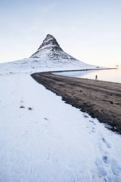 冬の雪の間にカークジュフェルの景色はアイスランドのスネーフェルスネス半島の北海岸にある高い山です グルンドールホルドゥールの町の近くに — ストック写真