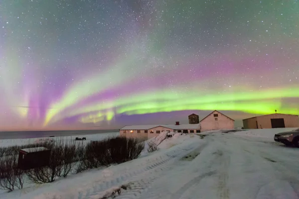 美丽的北极光或更著名的北极光在冰岛冬季的看法 — 图库照片