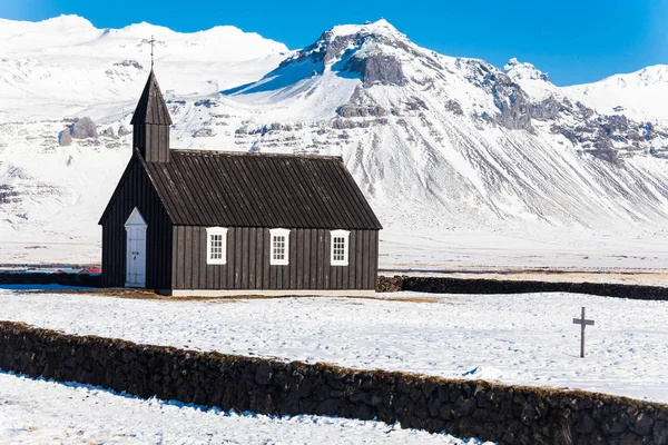 내리는 아이슬란드의 하늘을 배경으로 교회의 알려져 있거나 알려져 르크자 — 스톡 사진