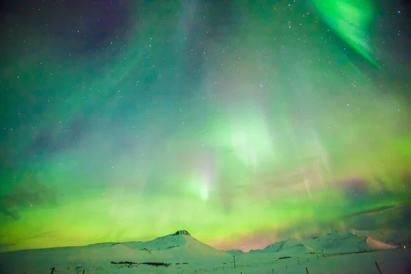 オーロラまたはより良いアイスランドでの背景ビューのためのオーロラとして知られています 冬の間レイキャヴィク — ストック写真