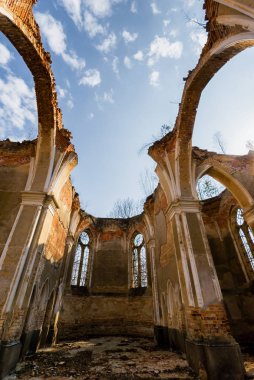 Büyük pencereli eski taş kemer.