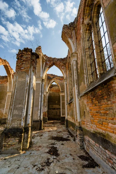 Jalowce 'deki St. Anthony Kilisesi' nin kalıntıları. Podlasie, Polonya