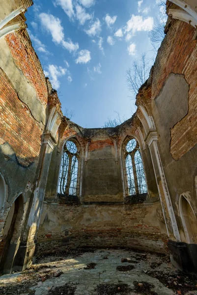 Eski şehrin eski evindeki bir ortaçağ kilisesinin kalıntıları. 