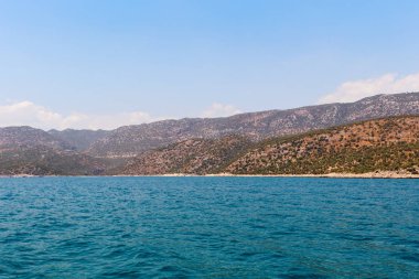 Bir dağ massif ile yaz deniz manzarası.