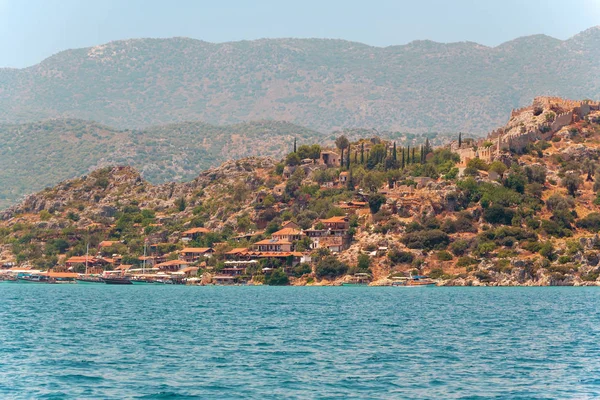 Köy ile dağ deniz manzarası.
