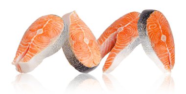 Beyazların üzerinde çiğ somon balığı bifteği..