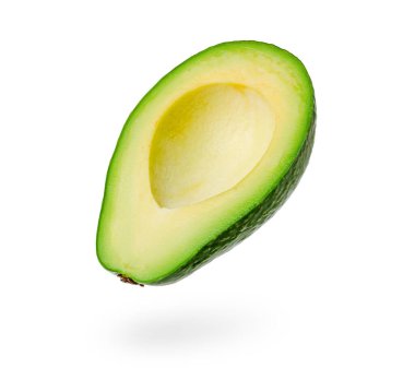 Beyaz üzerine izole edilmiş olgun avokado dilimi. LCHF diyet kavramı.